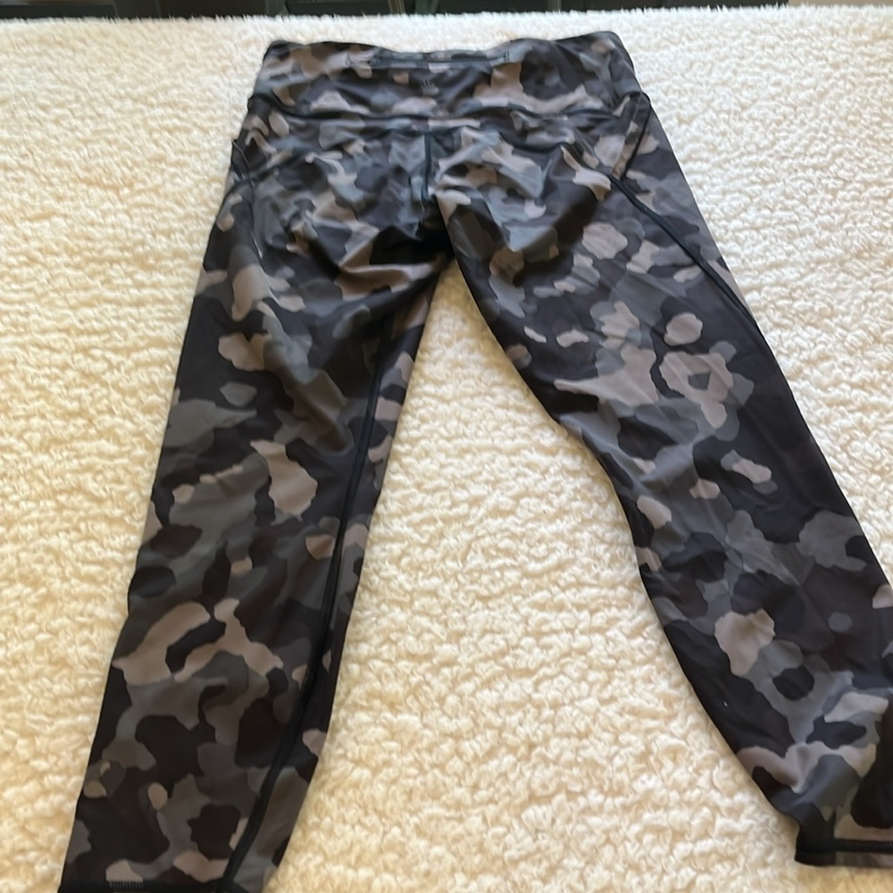 Athletica camo leggings zip pocket on the back - Picture 2 of 3